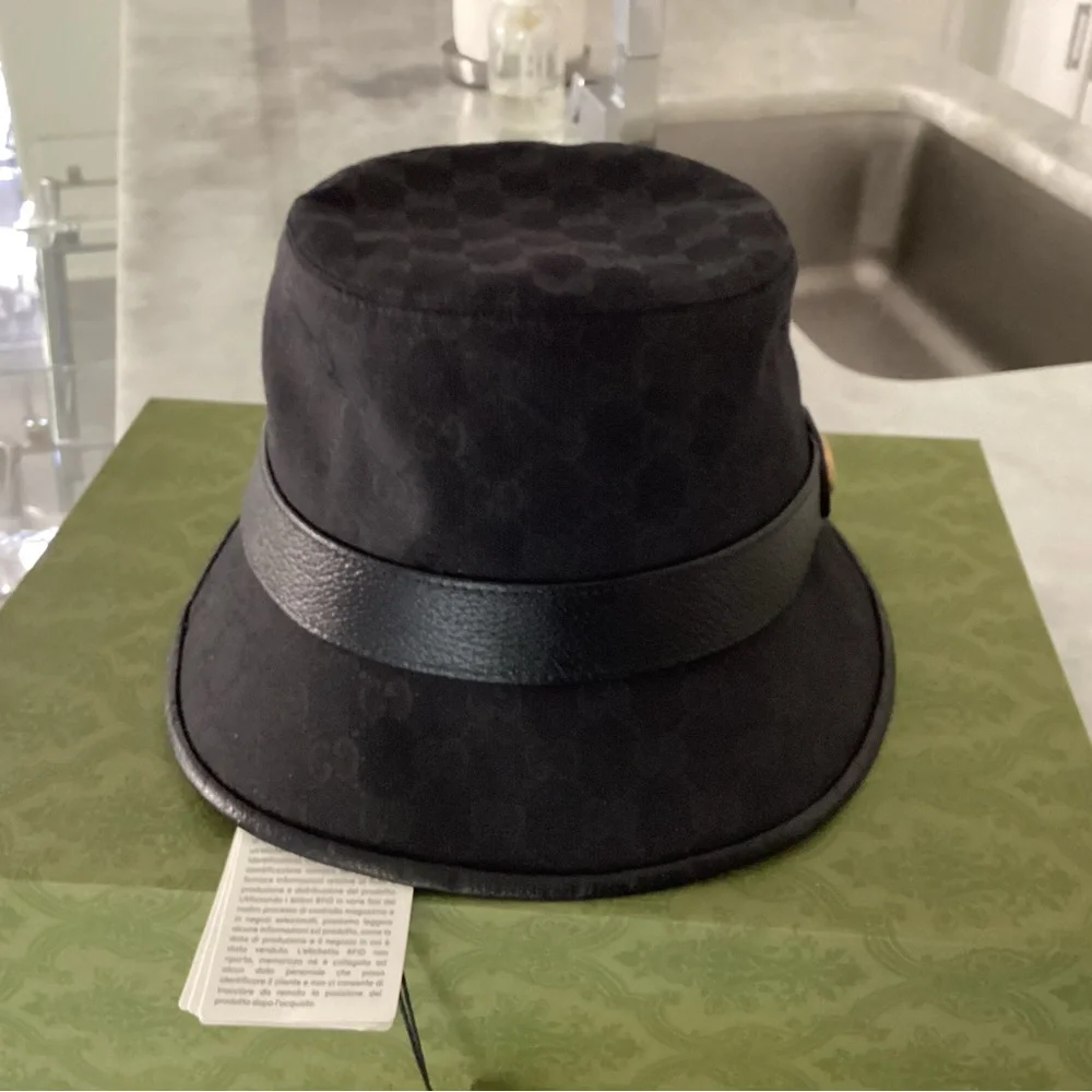 GUCCI GG CANVAS BUCKET HAT WITH DOUBLE G